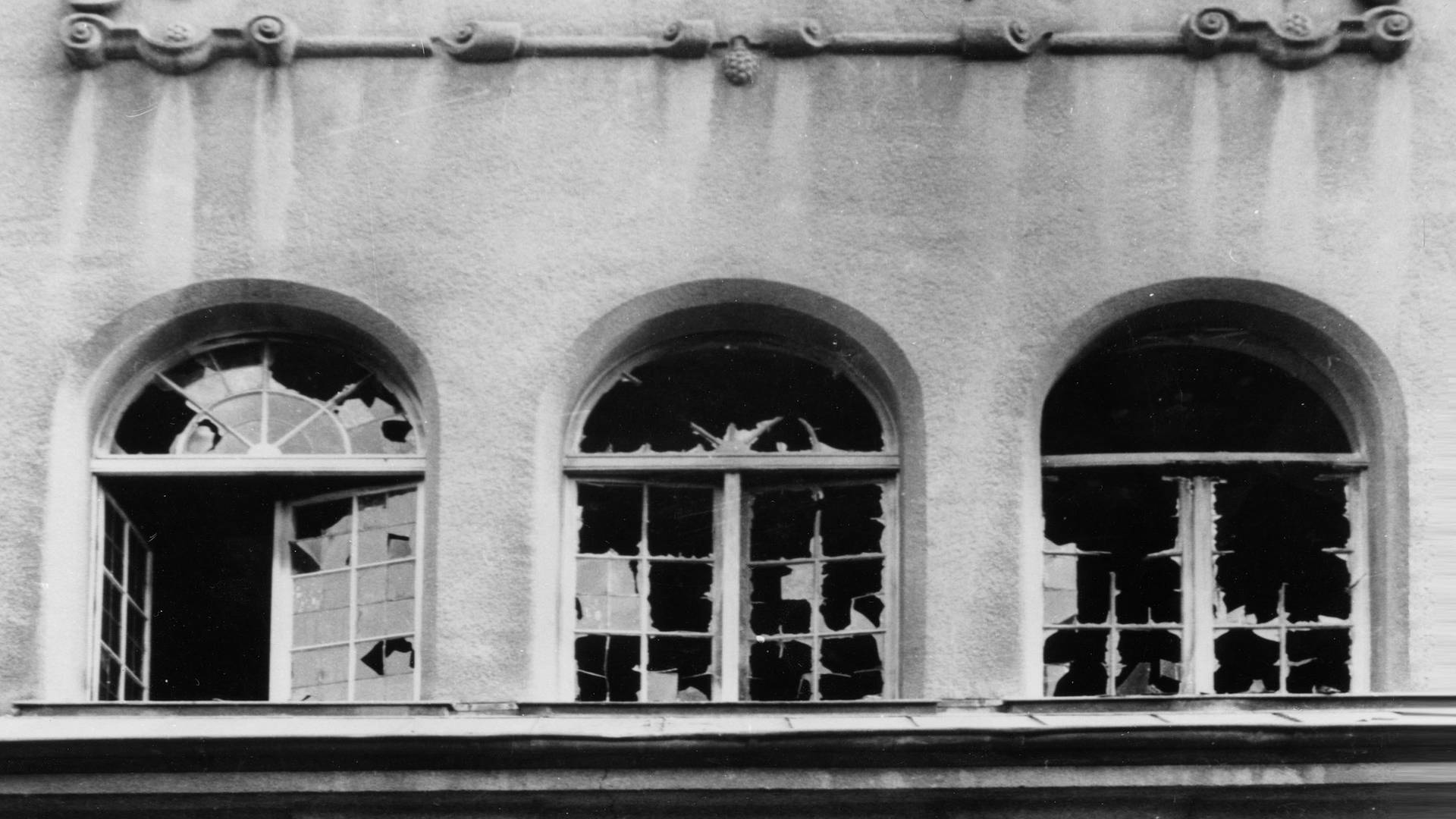 Die zerstörten Fenster der Kieler Synagoge nach der Reichspogromnacht