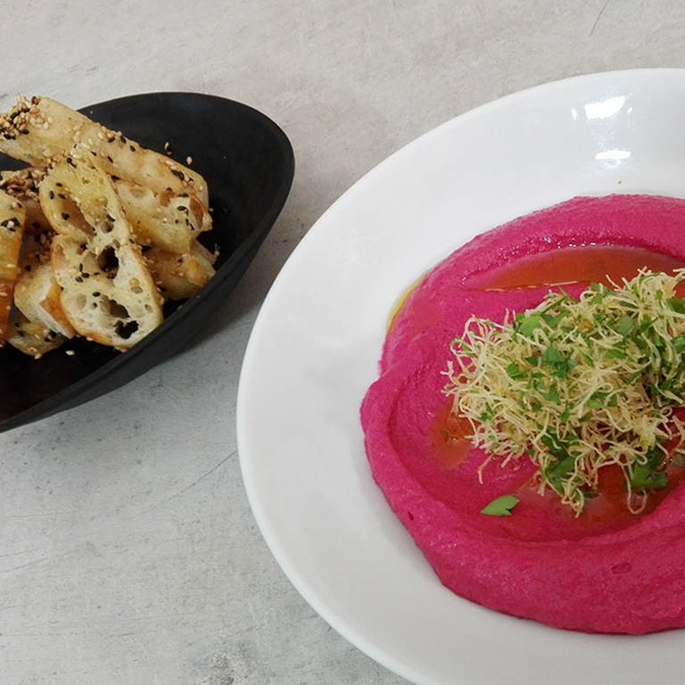 Vorspeise: Pinkfarbener Hummus