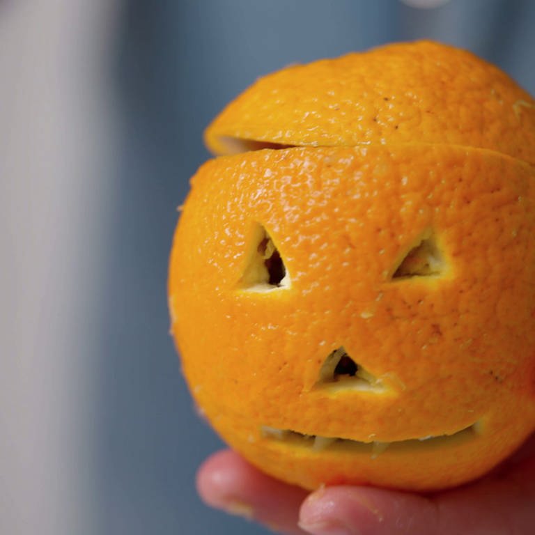 Vorschaubild DIY: Aus einer Orange einen Mini-Halloween-Kürbis machen
