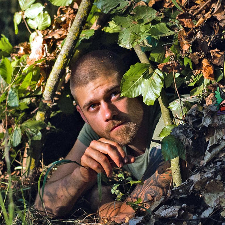 Manuel Larbig im selbstgebauten Unterschlupf im Wald