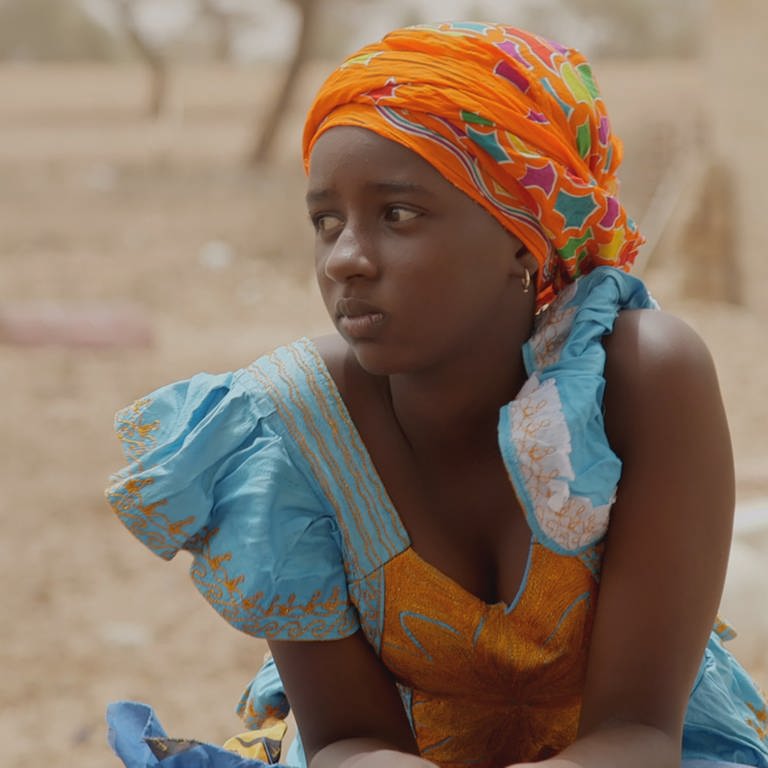 Portrait von Fatou. Die 14-jährige lebt im Senegal am Rande der Sahara. 